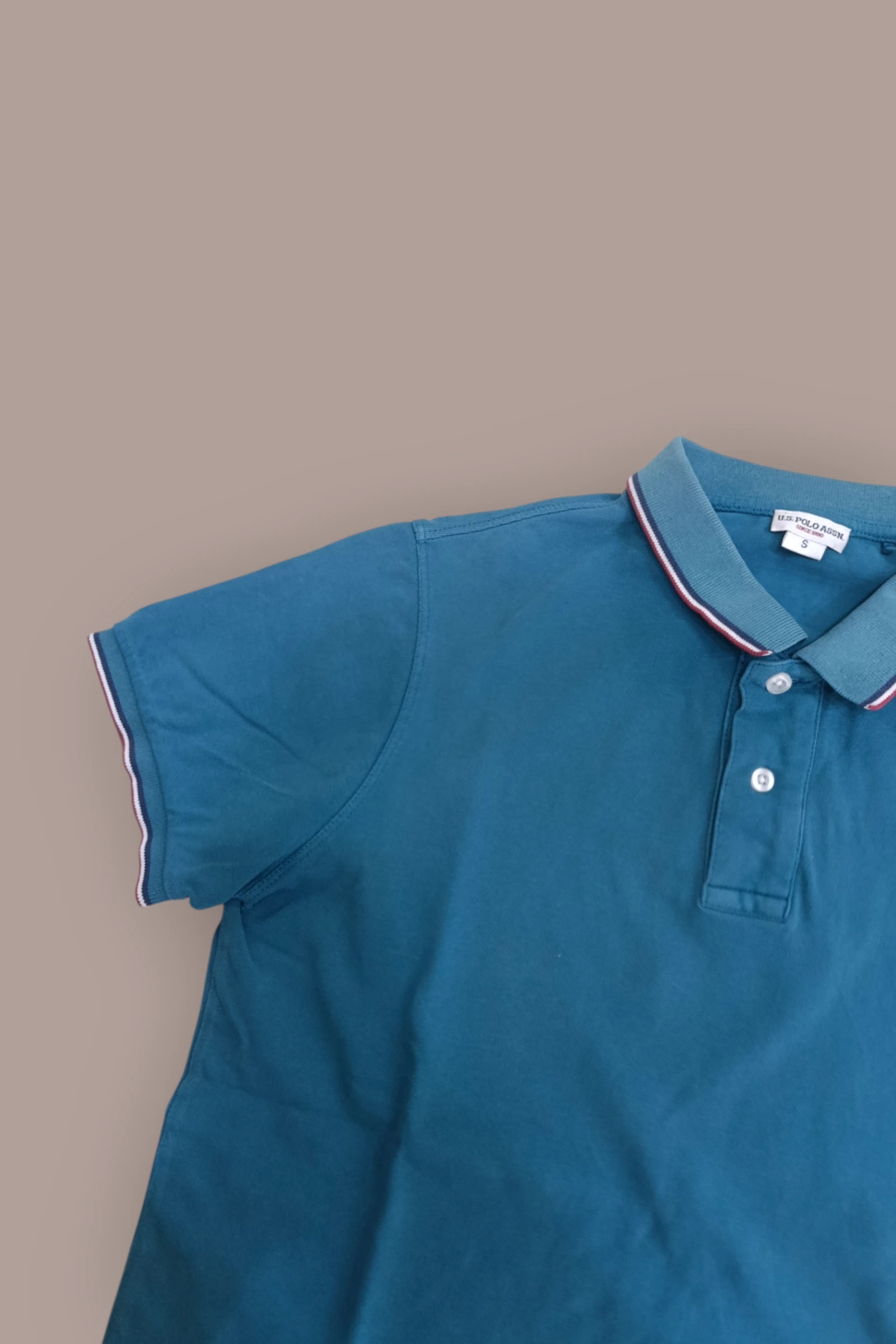 | Polo U.S. Polo Assn Homem | Cor Azul Petróleo | Gola Tipeada Vermelho Branco e Azul | Manga Curta | Tamanho P | – photo 3